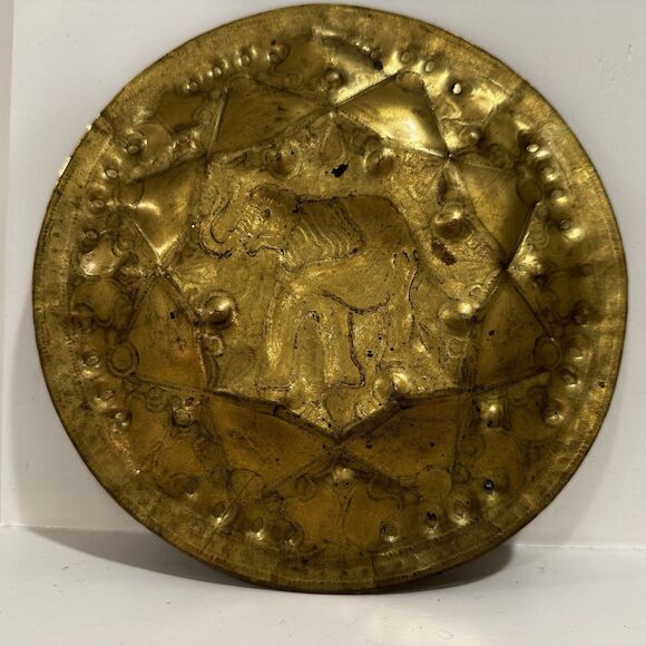 Vintage hand-hammered brass elephant plate, 7″ embossed ornamental wall décor - Picture 5 of 10